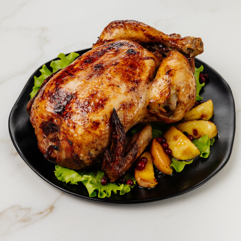 Курица с яблоками и брусникой в рукаве запеченная