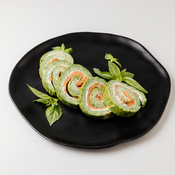 Рулет из шпината с лососем, 100г