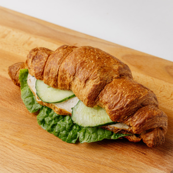 Круассан с курицей, белым соусом с чебрецом и мятой 160гр