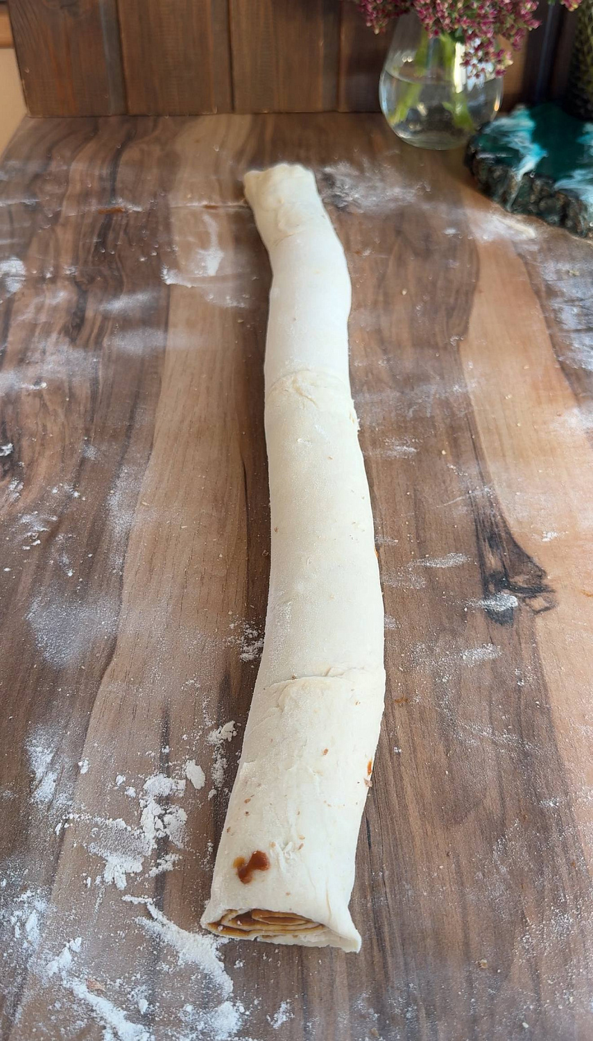 Слоеное дрожжевое тесто с вареной сгущенкой и орехами