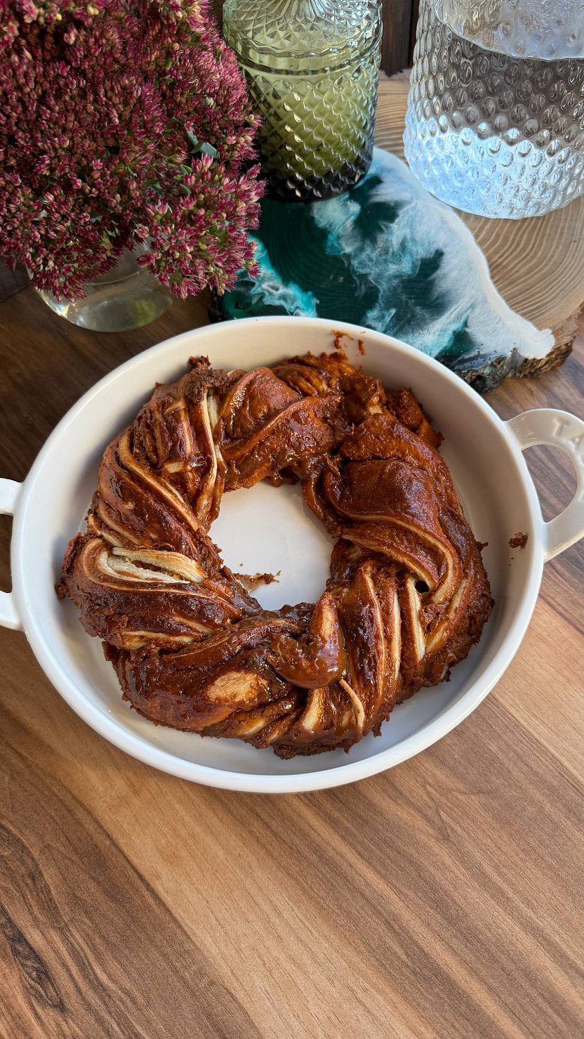Слоеное дрожжевое тесто с вареной сгущенкой и орехами