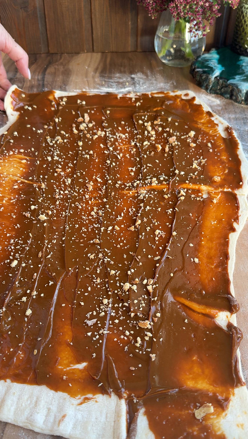 Слоеное дрожжевое тесто с вареной сгущенкой и орехами